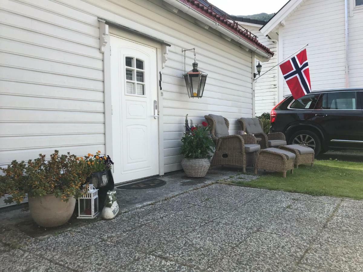 努尔菲尤尔埃德Koselig Landsbyhus I Nordfjord别墅 外观 照片